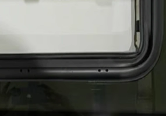 Detailaufnahme Aluminium-Rahmenkonstruktion Ausstellfenster Mercedes Vito ab 2015