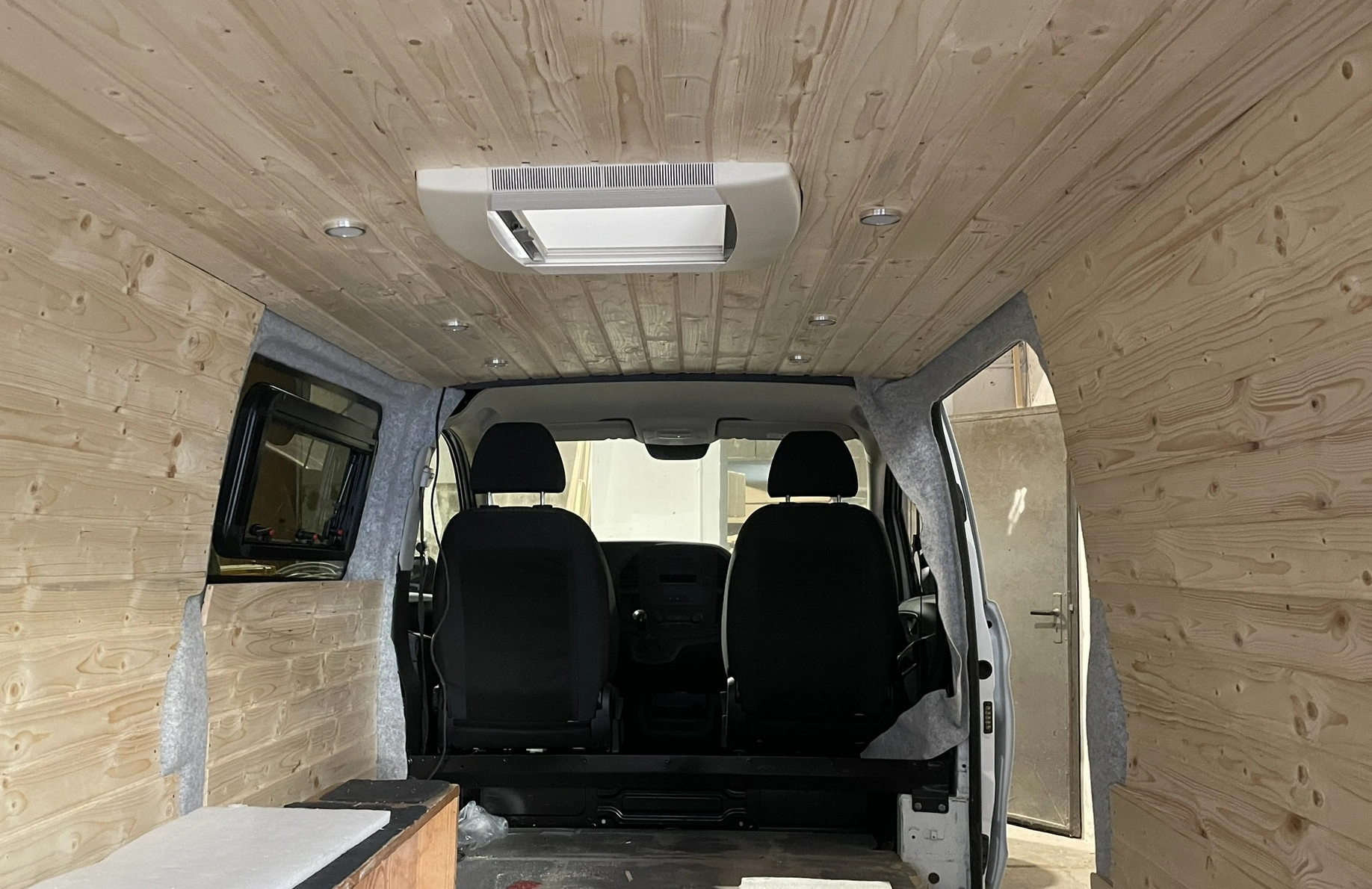 Design Interior Modul Sprinter Camper Ausbau - LED-Beleuchtung und Premium-Holzverkleidung